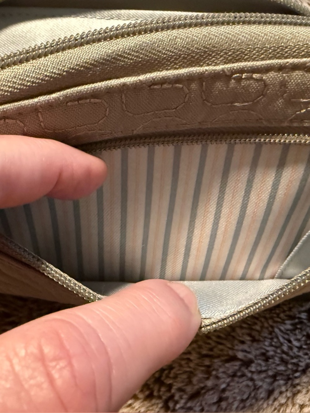 Pacsafe RFID blocking antislash wallet wristlet passport travel organizer - Picture 11 of 14